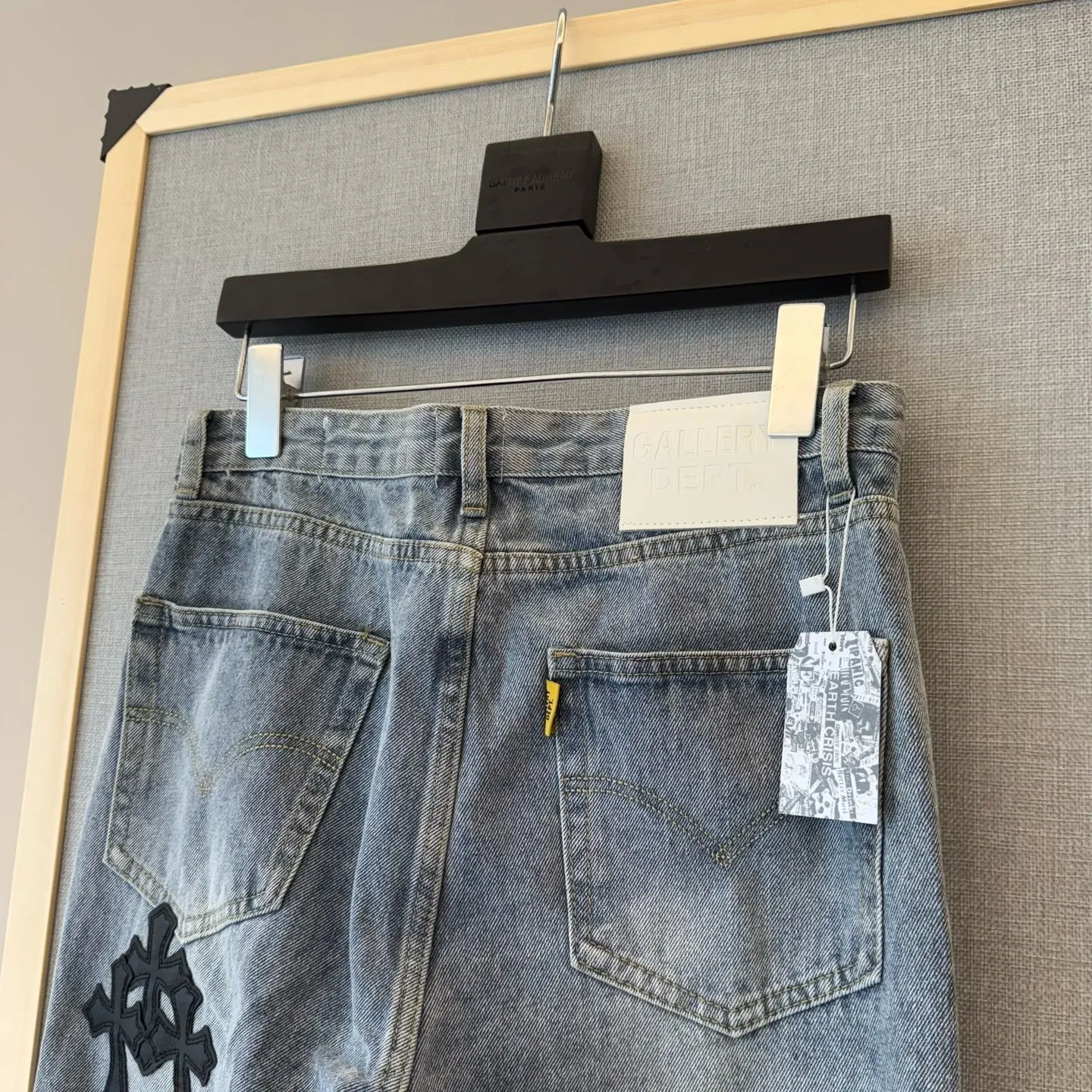 P300 model number: D324 GALLERY DEPT & Chrome hearts. Spliced cross loose washed flared jeans to truly restore the ultimate vintage texture. Original hardware accessories, washed and other elevators, QR code analysis are all purchased from the original factory, high degree of restoration, you are welcome to compare the products~ Three-dimensional version Loose and comfortable, not picky about the figure, taller and slimmer, factory Seiko, original factory quality control, same style for men and women, can be matched with couples, versatile recommendation, must-have jeans for all seasons Trendy people have been disappointed. From the quality selection of fabrics, the tailoring of details, and the matching of patterns, everything is impeccable! The upper body is so handsome when worn...it can be easily worn by men, women and children! The craftsmanship is made of heavy-duty washed pure cotton denim fabric. After washing, it is soft and thick. It is very stylish when worn. Size: 28, 30, 32, 34, 36 (S-XXL) Color: Stitching Size reference # 28 trouser length 100 waist 72 30 trouser length 102 waist 76 32 trouser length 104 waist 80 34 trouser length 106 waist 84 36 pants length 108 waist circumference 88